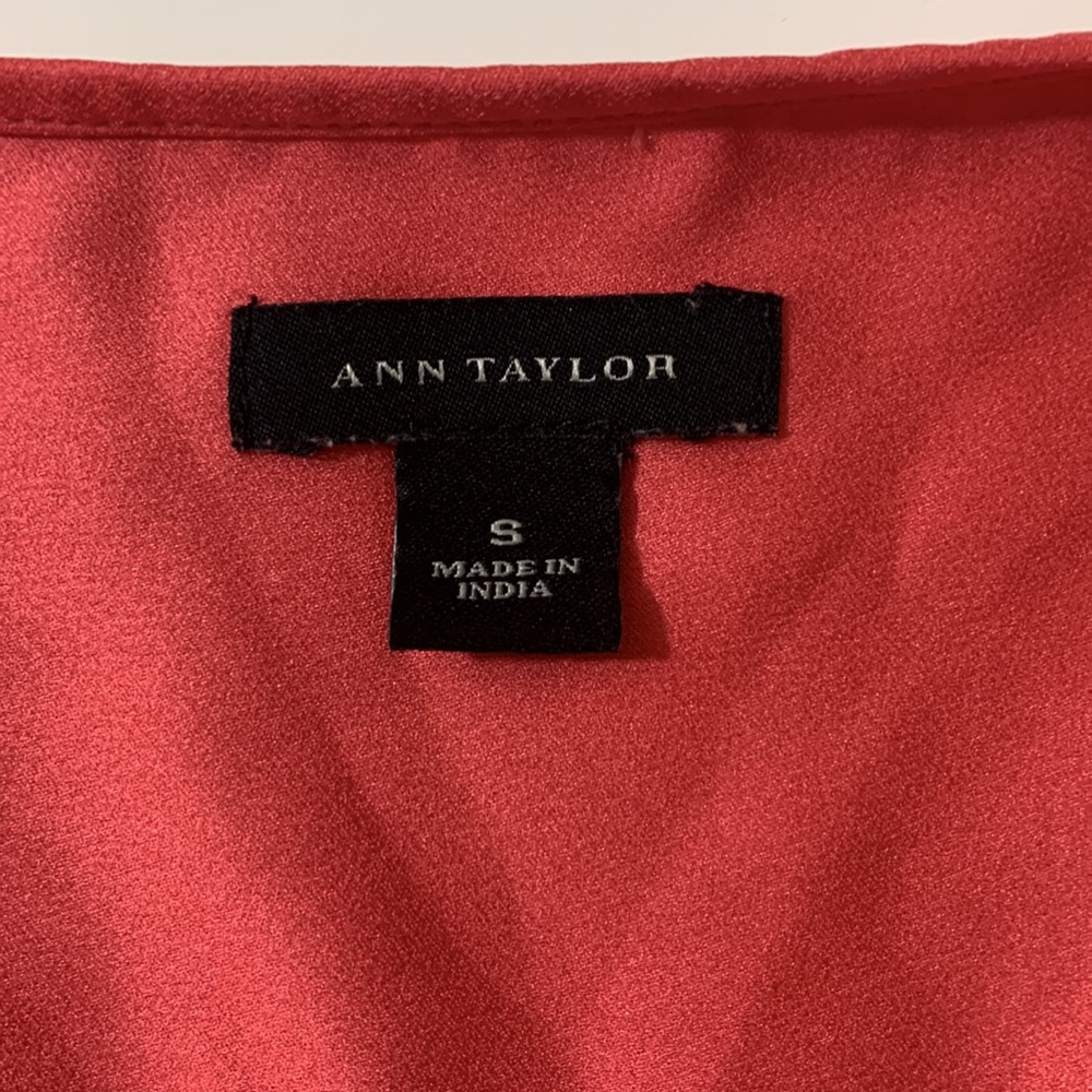 ANN TAYLOR High-low V-neck Short Sleeve Nylon Top Blouse Size: S - Picture 7 of 8